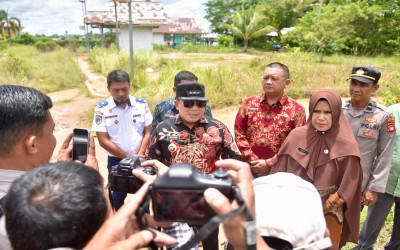 Bupati Sujiwo meninjau kondisi jalan di kawasan penyeberangan feri Desa Pinang Luar, Kecamatan Kubu, Kamis (11/9/2025)